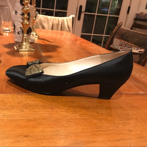🔥5/20 SALE Beautiful Black Satin Bruno Magli Heels - Picture 5 of 8